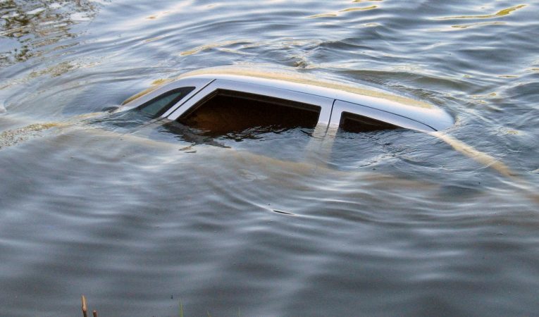 В Днепропетровской области водитель легковушки слетел с моста в реку: погиб ребенок