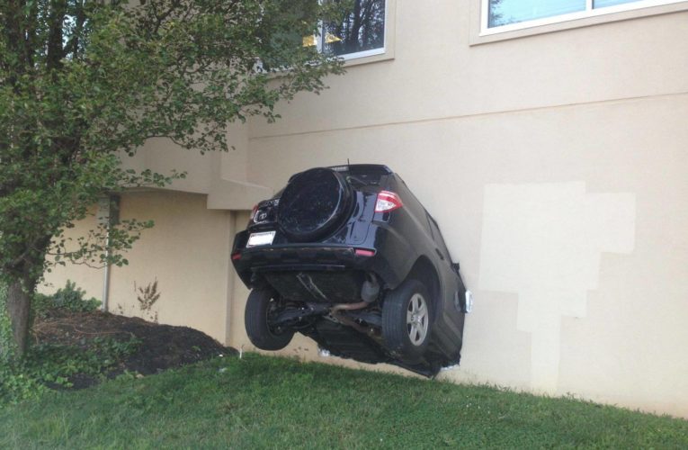 На Днепропетровщине водитель на внедорожнике пробил стену жилого дома