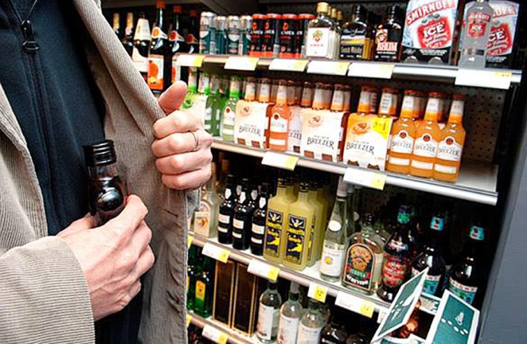 В Днепре парень украл в супермаркете энергетические напитки и водку