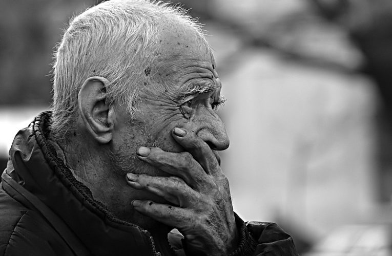 В Днепре возле «Аполло» неизвестные отобрали у пенсионера ботинки и пакет с продуктами