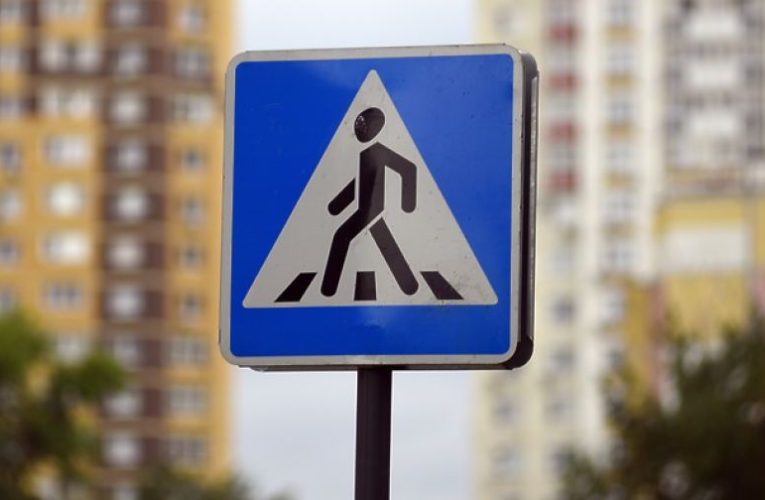 В Днепре водитель Nissan сбил 15-летнюю девушку на пешеходном переходе