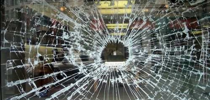 В Днепре на проспекте Мира мужчина бил витрину в магазине головой, из-за нехватки денег