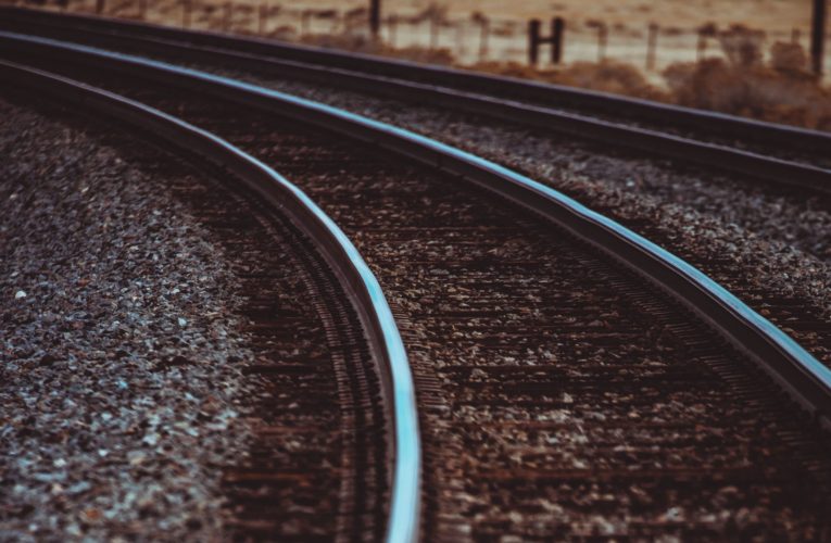 В Днепре попался охотник за металлом, разбиравший железнодорожную колею