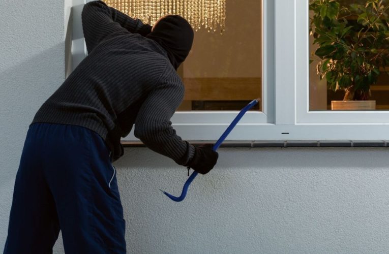 Под Днепром ограбили стариков