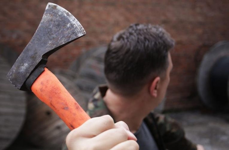 В Днепре на Шефской 62-летний мужчина несколько раз ударил топором женщину