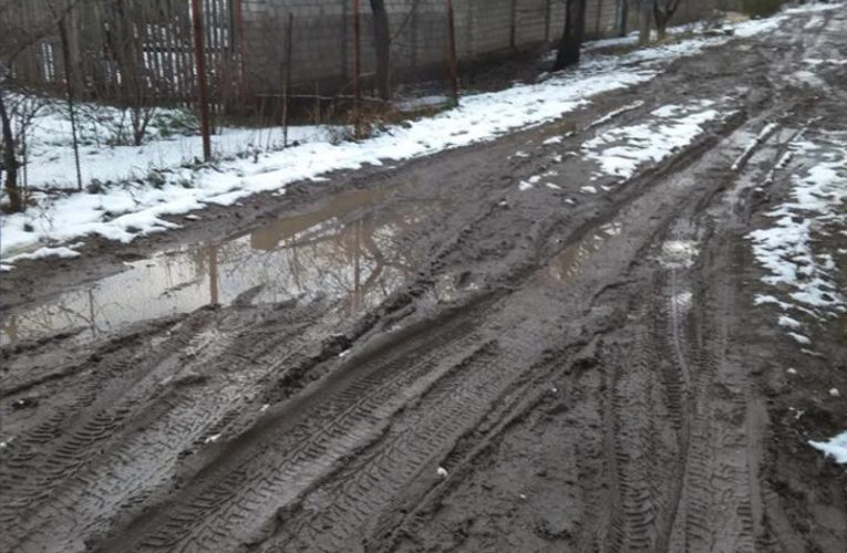 В Криворожском районе спасатели вытащили из грязи машину скорой помощи
