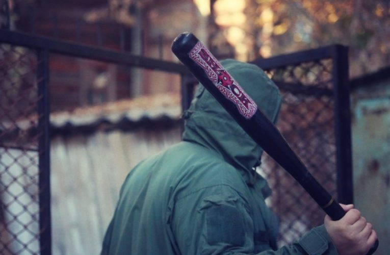 В Днепре несколько мужчин напали на местного жителя и отобрали крупную сумму денег