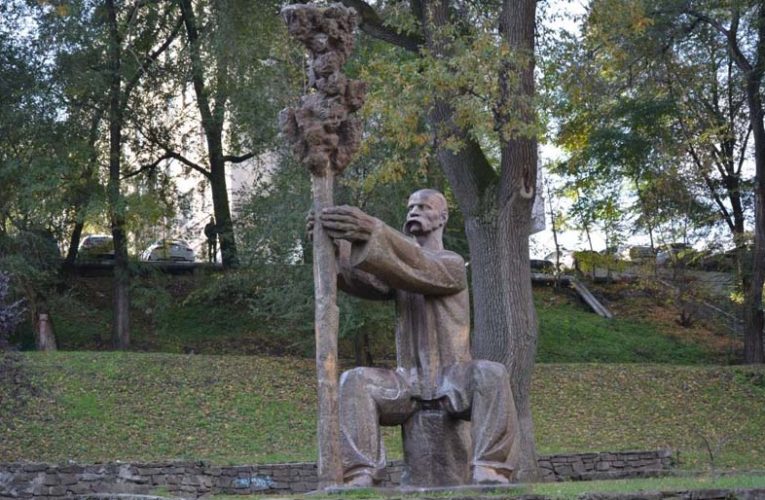 В парке в центре Днепра лечат 200-летний дуб Лазаря Глобы