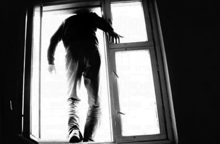 На Днепропетровщине хитростью снимали самоубийцу с девятого этажа недостроя