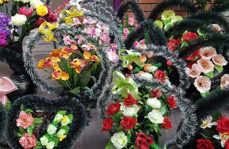 В Днепре горожан призывают отказаться от искусственных цветов в поминальные дни