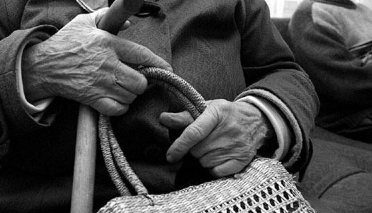 В Кривом Роге из квартиры пенсионерки вынесли 10 тысяч гривен