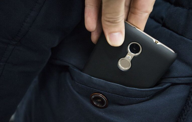 В Днепре на Фрунзенском «многодетная мать» воровала телефоны отдыхающих