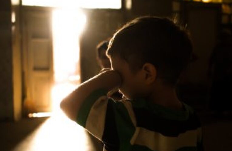 В Кривом Роге посадили за решетку отчима, который удерживал на цепи 7-летнего ребенка