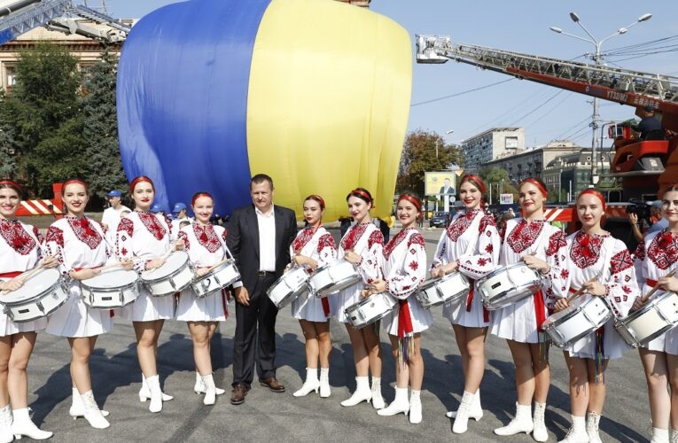 В парке Шевченко в рамках флешмоба «Днепр – город патриотов» развернули 50-метровый флаг Украины