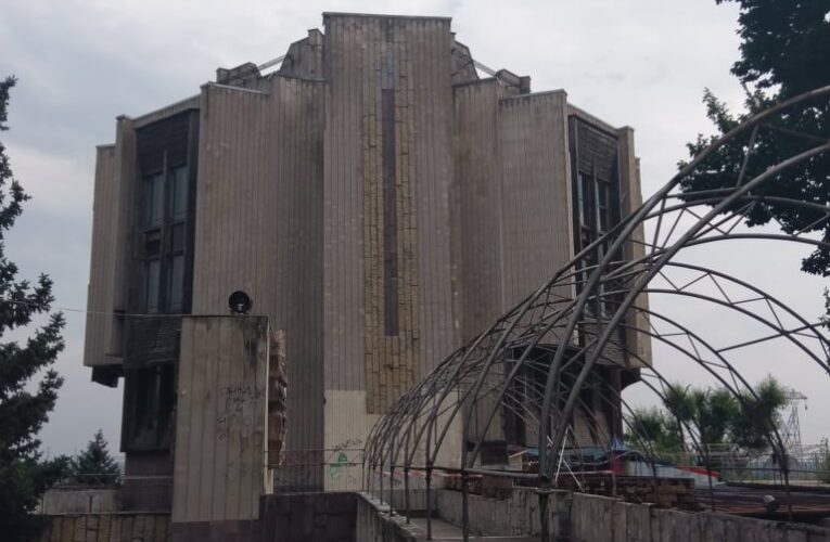 В Днепре продают легендарное здание советского ресторана «Маяк»